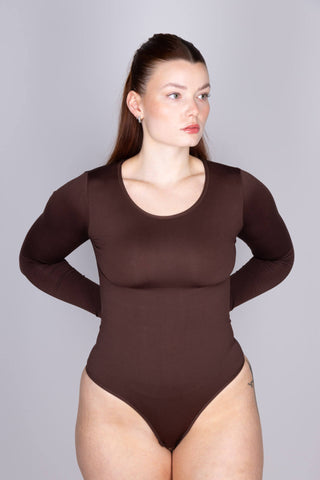 Brún aðhaldssamfella með auka aðhaldi á höndum