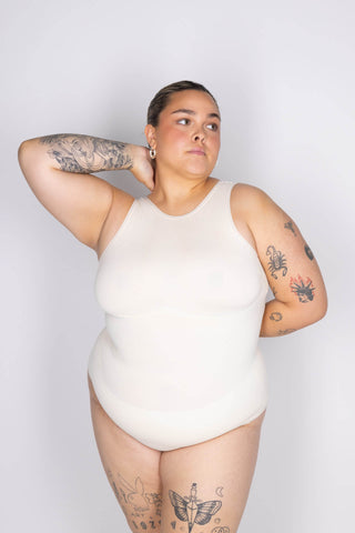 Ljós thong aðhaldssamfella með háu hálsmáli