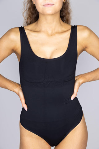 Svört aðhaldssamfella með breiðar hlýrar